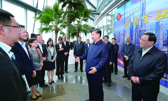 2018年11月6日至7日，中共中央總書(shū)記、國家主席、中央軍委主席習近平在上?？疾?。這是6日上午，習近平在上海中心大廈22層的陸家嘴金融城黨建服務(wù)中心，同正在聯(lián)合開(kāi)展主題黨日活動(dòng)的企業(yè)黨員親切交談。 新華社記者 謝環(huán)馳/攝