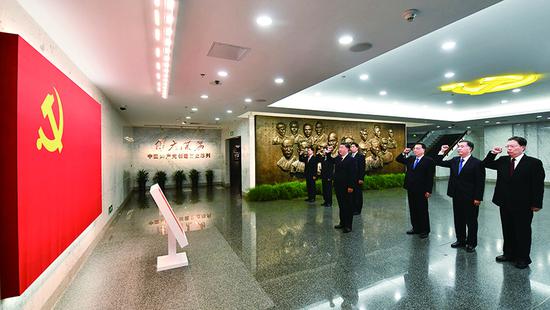 2017年10月31日，中共中央總書(shū)記、國家主席、中央軍委主席習近平帶領(lǐng)中共中央政治局常委李克強、栗戰書(shū)、汪洋、王滬寧、趙樂(lè )際、韓正，瞻仰上海中共一大會(huì )址和浙江嘉興南湖紅船。這是31日上午，在上海中共一大會(huì )址紀念館，習近平帶領(lǐng)其他中共中央政治局常委同志一起重溫入黨誓詞。 新華社記者 李濤/攝