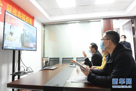  3月11日，在浙江省紹興市上虞區人社局，上虞區用人企業(yè)和四川省小金縣務(wù)工人員進(jìn)行網(wǎng)絡(luò )專(zhuān)場(chǎng)招聘。新華社記者 翁忻旸 攝