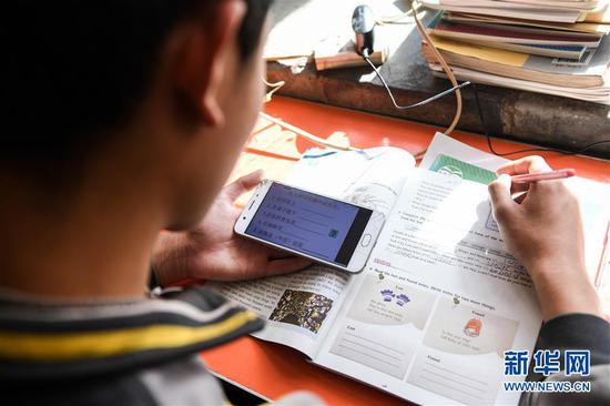  3月10日，內蒙古準格爾旗龍口鎮紅樹(shù)梁村的初一學(xué)生劉進(jìn)才在家中上網(wǎng)課。 新華社記者 劉磊 攝