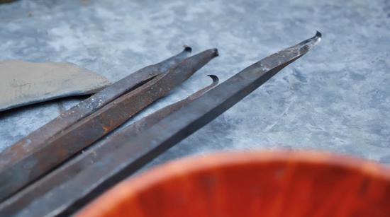 扎西巴珠自制的各種刀頭。新華網(wǎng) 旦增努布攝