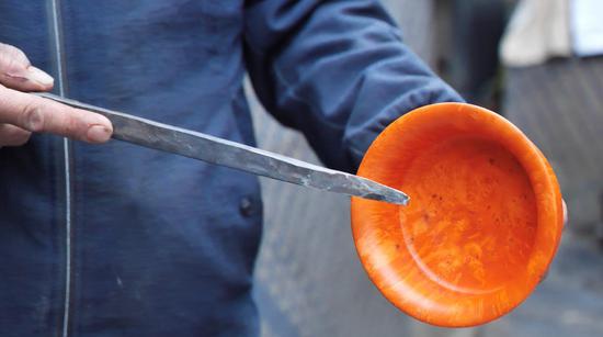 扎西巴珠演示木碗制作工藝。新華網(wǎng) 旦增努布攝