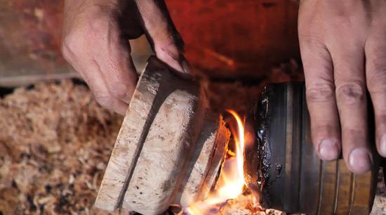 扎西巴珠演示木碗制作工藝。新華網(wǎng) 旦增努布攝